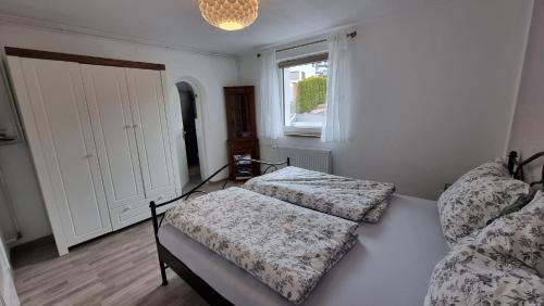 um quarto com 2 camas e uma janela em Apart Weinberg 1 - 6 Personen Ferienwohnung em Imst