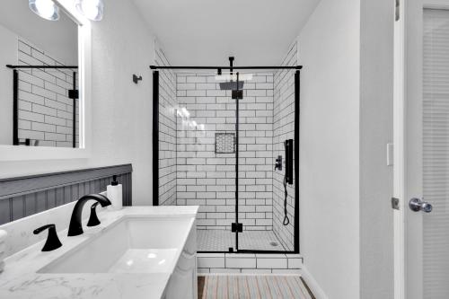 uma casa de banho branca com uma banheira e um chuveiro em Home with Mountain View/Pool/Tub em El Paso
