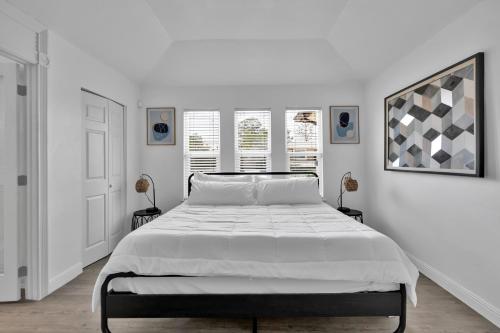 um quarto branco com uma cama grande e janelas em Home with Mountain View/Pool/Tub em El Paso