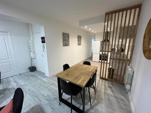 une salle à manger avec une table et des chaises en bois dans l'établissement LeRelaisdOdile - Grand T2 * Spatieux * HyperCentre, à Cambrai