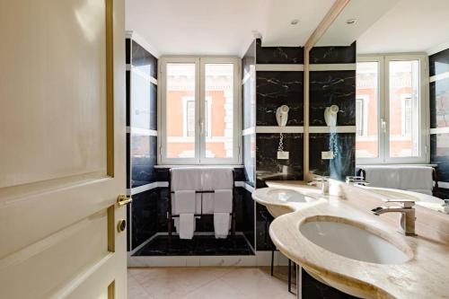 een badkamer met 2 wastafels en een douche bij 41 NAZIONALE SUITE 41 in Rome