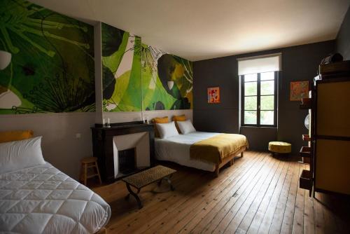 een slaapkamer met een bed en een open haard. bij Le Clos'art in Vinassan