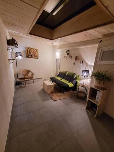 un salon avec un canapé et une table dans l'établissement Maison de ville - Quai Sully, à Millau