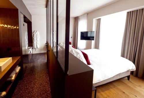 TV a/nebo společenská místnost v ubytování U Eat & Sleep Antwerp