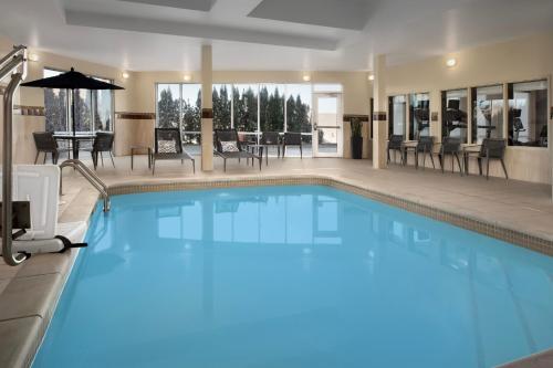 Πισίνα στο ή κοντά στο Courtyard By Marriott Little Rock North