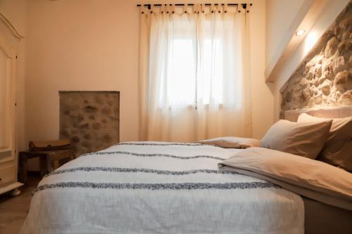 a bedroom with a large bed with a window at Cà Nova B&B in Rivoli Veronese