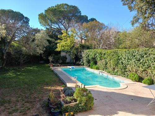 studio charmant et calme villeneuve les avignon entrée et cour indépendantes climatisation piscine parking