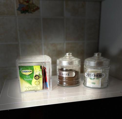 ein Regal mit drei Gläsern darüber in der Unterkunft Casa Lungarno in Empoli