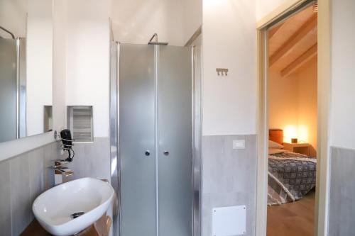 W łazience znajduje się umywalka oraz prysznic z lustrem. w obiekcie Cà Nova B&B w mieście Rivoli Veronese