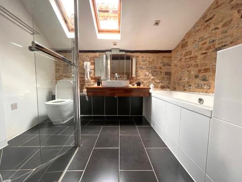 a bathroom with a shower and a toilet and a sink at Le Songe d'Atys in Cordes-sur-Ciel