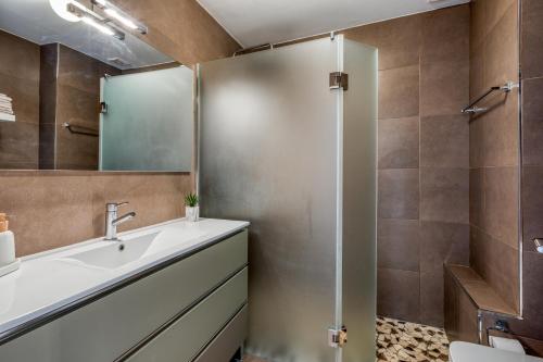 ein Bad mit einem Waschbecken und einer Dusche in der Unterkunft Hanami Puerto Alto PA 3-12 in Estepona