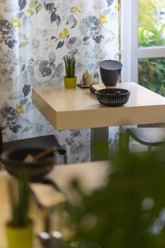 a table with two baskets on it in a room at Boardinghouse HOME - adults only - in Konstanz