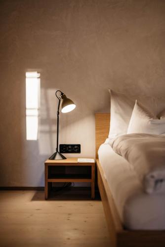 Ein Bett oder Betten in einem Zimmer der Unterkunft Hirschen Stammheim