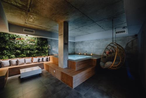 uma sala de spa com uma banheira e um baloiço em Студио с вана и гледка в "The House" с Термална зона em Velingrad
