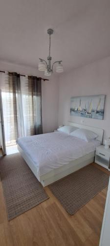 um quarto com uma grande cama branca num quarto em Studio apartman Zara em Kastav