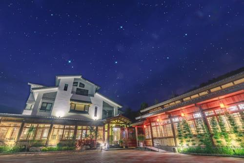 a night view of a building at night at 埔里夏都華蔓山林日式會館 Puli Huaman Villa in Puli