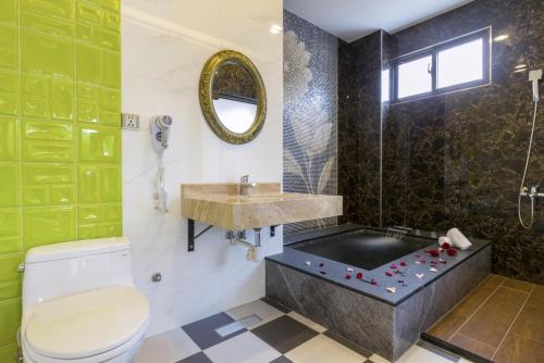 a bathroom with a tub and a toilet and a sink at 埔里夏都華蔓山林日式會館 Puli Huaman Villa in Puli