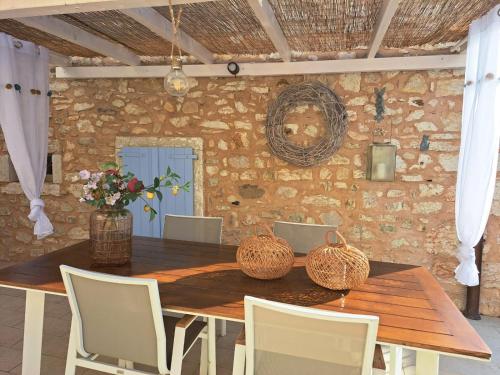 een eetkamer met een houten tafel en stoelen bij La Corte 22 in Caprino Veronese