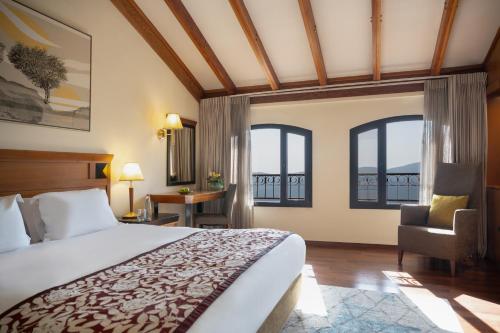 ein Hotelzimmer mit einem Bett und einem Schreibtisch in der Unterkunft Ruth Safed By Dan Hotels in Safed