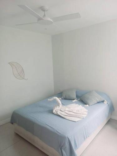 Cama o camas de una habitación en Beachfront Apartment