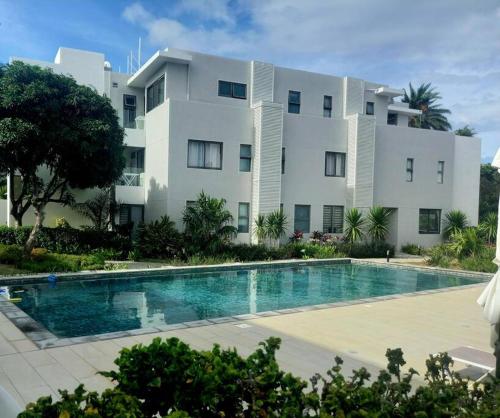 Bazén v ubytování Beachfront Apartment nebo v jeho okolí