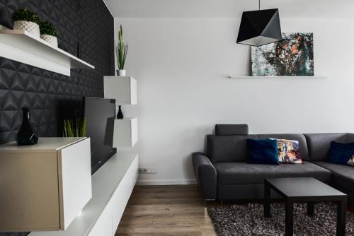 sala de estar con sofá y mesa en Apartament Lubartowska, en Lublin