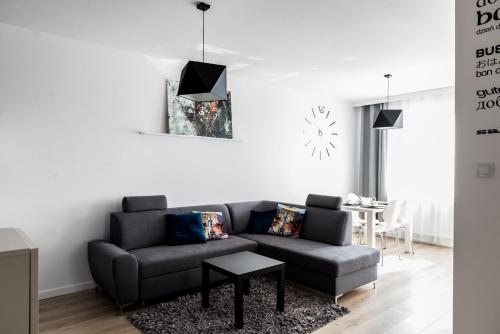 salon z kanapą i stołem w obiekcie Apartament Lubartowska w mieście Lublin