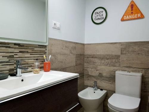 ein Bad mit einem Waschbecken und einem WC in der Unterkunft Beautiful apartment in La Carihuela, Torremolinos in Torremolinos