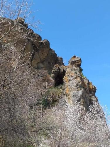 a rocky mountain with a blue sky in the background at Maison du Soleil chez Isa in Polignac