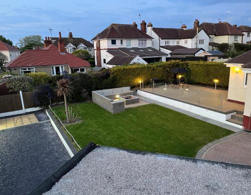 a backyard with a tennis court in the grass at Lovely 3 bedroom home in Rhos on Sea in Llandrillo-yn-Rhôs