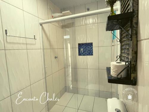 Bilik mandi di Encanto Chalés – 150m da Praia Grande – Penha – SC