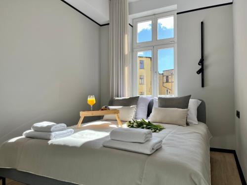Apartamenty Małgorzaty Sobczak في يلينيا غورا: غرفة نوم مع سرير أبيض كبير مع نافذة