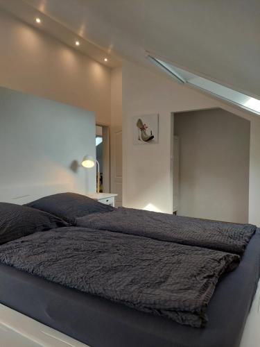 um quarto com uma cama grande num quarto em Ferienhaus Landsberg em Landsberg am Lech