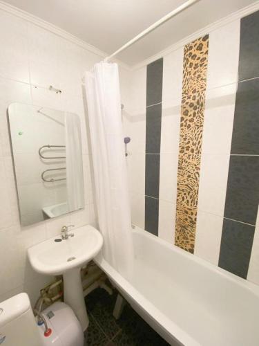 Turksib的住宿－Квартира напротив Аэропорта，浴室配有盥洗盆、卫生间和浴缸。