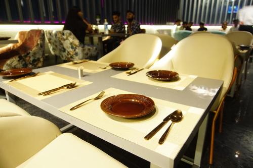 Makanan di atau berdekatan hotel