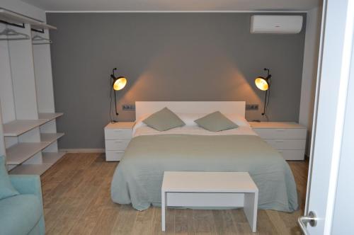 1 dormitorio con cama, mesa y luces en Mas Piua en Girona