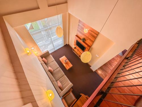 Χώρος καθιστικού στο Emirates Luxury Apartments (Glen Fall Residencies)