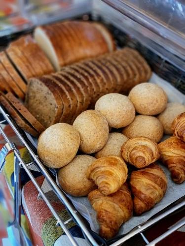 un mucchio di diversi tipi di pane e dolci di Rainbow Apartments 1 a Cracovia