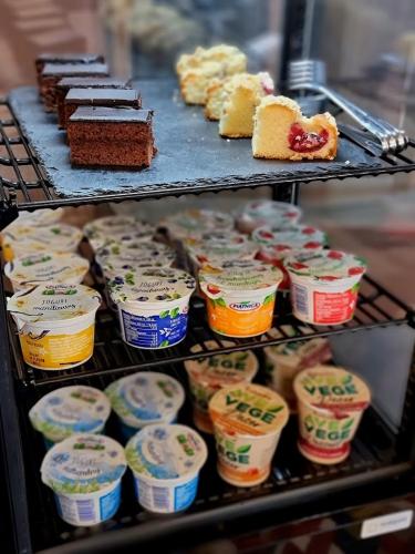una mostra di diversi tipi di dolci e torte di Rainbow Apartments 1 a Cracovia