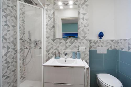 La salle de bains est pourvue de toilettes, d'un lavabo et d'une douche. dans l'établissement Sorrento Mahal Kita Lovely 6-Bed in Sorrento, à Sorrente