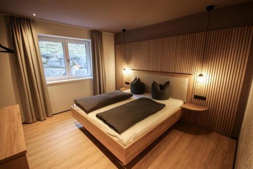 アウフファッハにあるLuisalleのベッドルーム(大型ベッド1台、窓付)