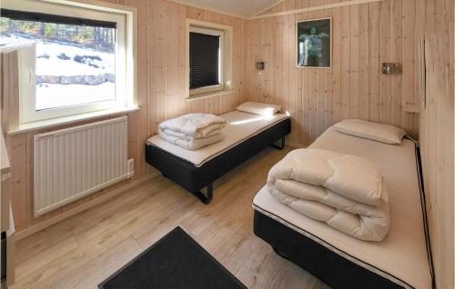 una camera con due letti e una finestra di Stunning Home In Rde With Kitchen a Råde