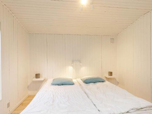 Ein Bett oder Betten in einem Zimmer der Unterkunft 6 person holiday home in Hals-By Traum