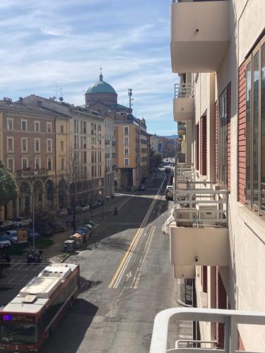 uma vista para uma rua da cidade com autocarros e edifícios em Room and Breakfast San Marco em Bolonha
