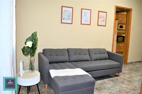 sala de estar con sofá y mesa en Teresa Urban Flat Las Palmas, en Las Palmas de Gran Canaria