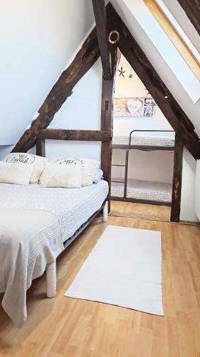 - une chambre avec un lit et un tapis blanc dans l'établissement Appartement Saint Malo vue sur mer et sur intra muros, Ferry, plage et commerces à 50 m, à Saint-Malo