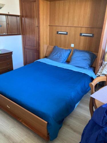 - une chambre avec un grand lit sur un bateau dans l'établissement Un appartement au château de Locquéran Finistère, à Plouhinec