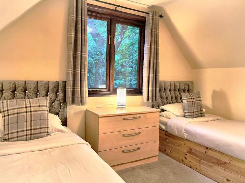 Giường trong phòng chung tại BlueBell 16-Hot Tub-Woodland Lodges-Pembrokeshire