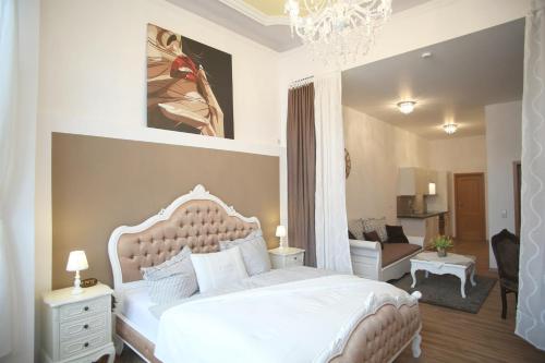 een slaapkamer met een groot wit bed en een woonkamer bij City-Apartments Mühlhausen in Mühlhausen