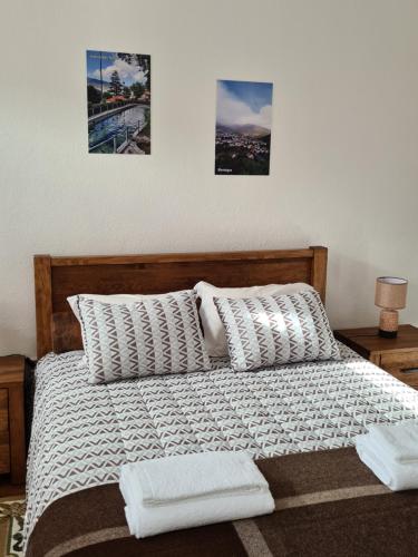 a bedroom with a bed with two towels on it at Glaciar Guest House in Manteigas